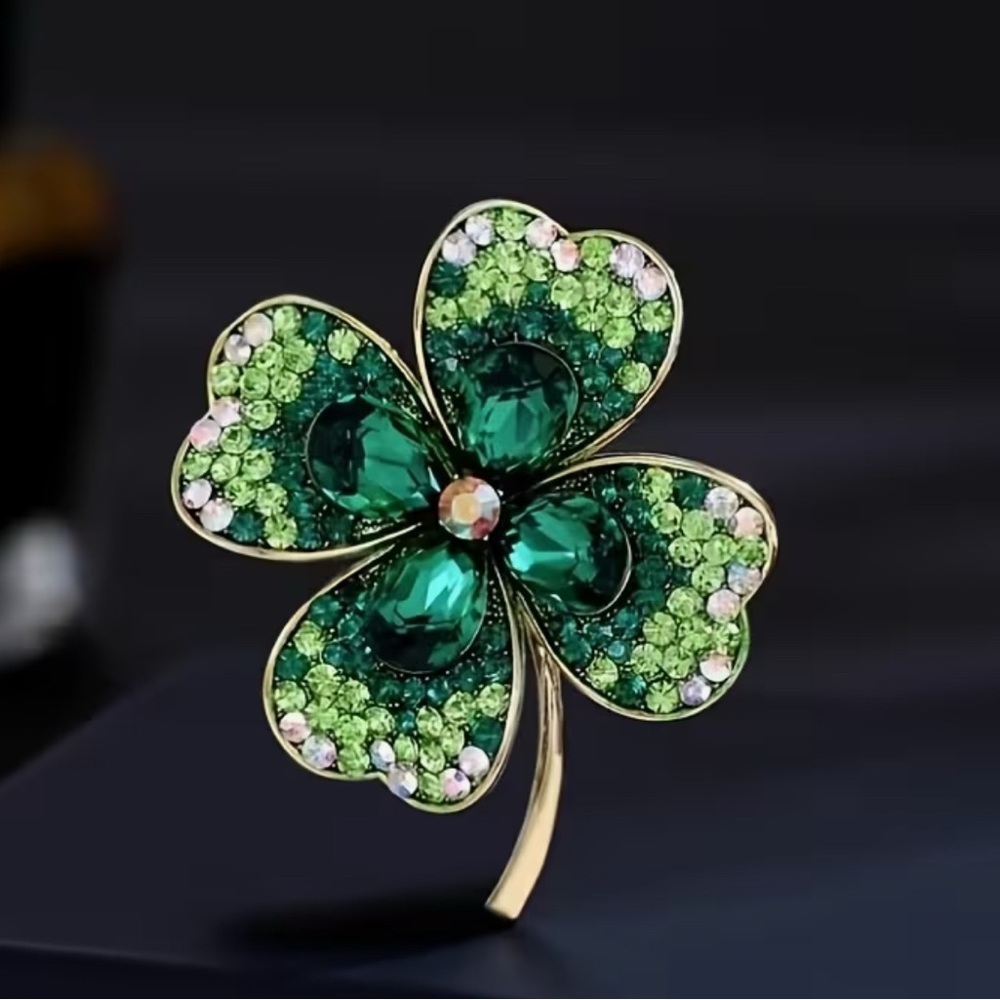 Elegant Green Clover Brooch - Picture 2 of 3